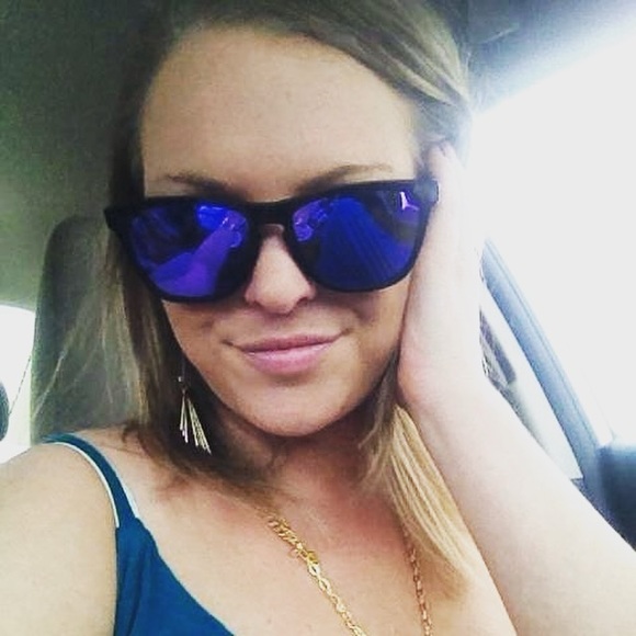 MEET YOUR POSHER - Picture 9 of 9